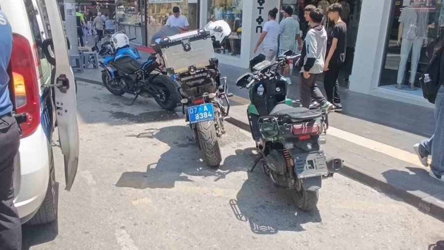 Uygulama Noktasında Durdurulan Sürücü, Motosikleti Ve Arkadaşını Bırakıp Kaçtı