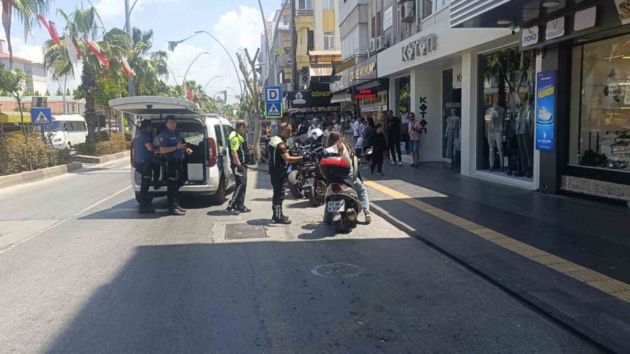 Uygulama Noktasında Durdurulan Sürücü, Motosikleti Ve Arkadaşını Bırakıp Kaçtı
