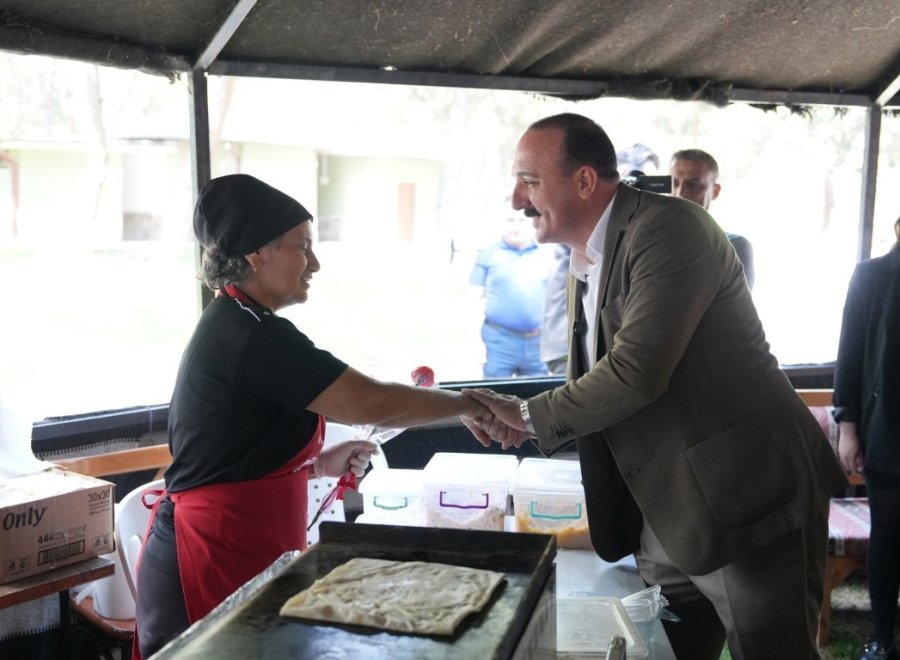 Konyaaltı Belediyesi Çiftçiler Günü’nde ’üretici Pazarı’ Kurdu