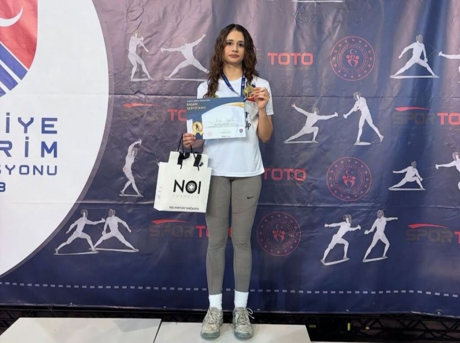 Alanyasporlu Eskrim Sporcuları Şehre Madalya İle Döndü