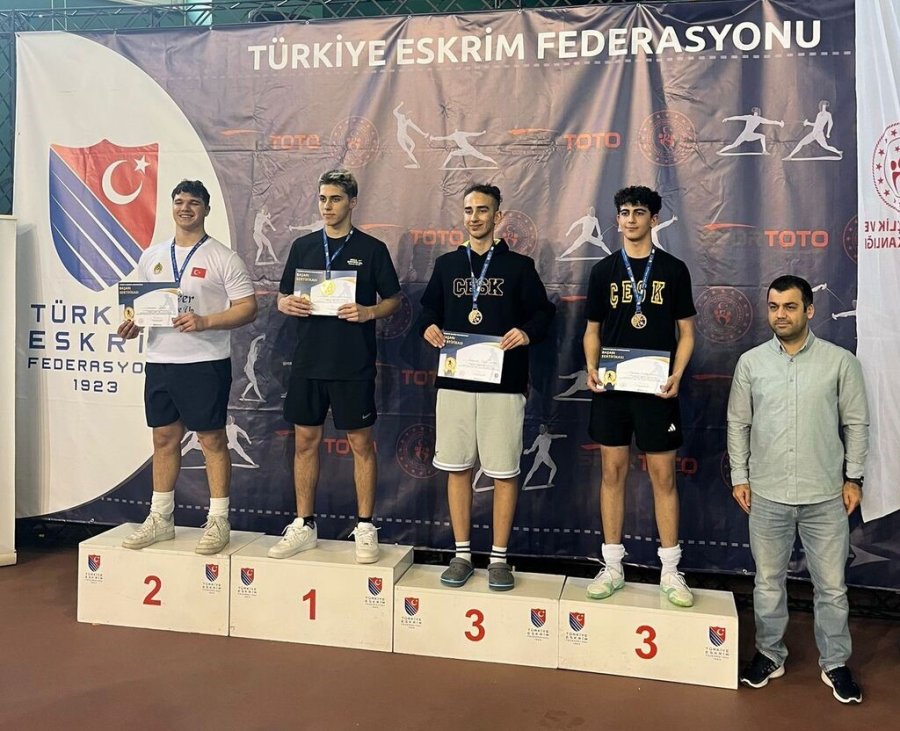 Alanyasporlu Eskrim Sporcuları Şehre Madalya İle Döndü