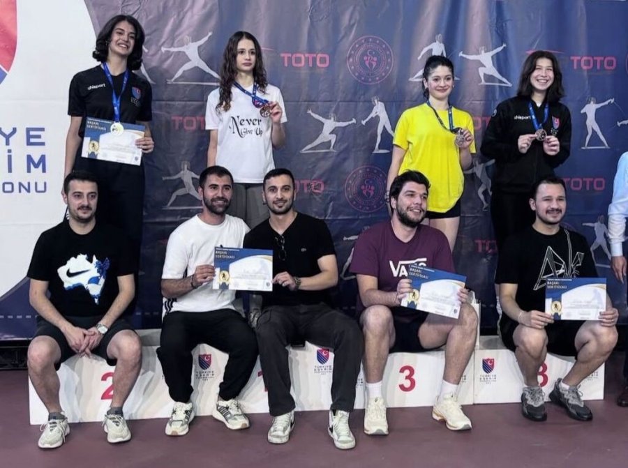 Alanyasporlu Eskrim Sporcuları Şehre Madalya İle Döndü