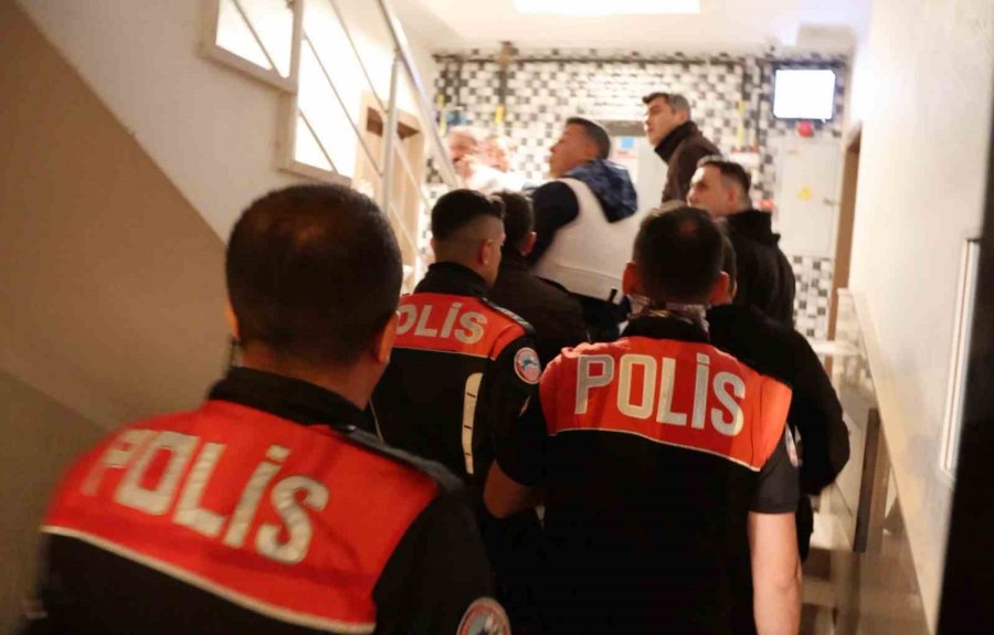 Oyuncak Tabancayla Polisi Alarma Geçirdi