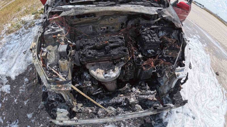Aksaray’da Yanan Otomobil Hurdaya Döndü