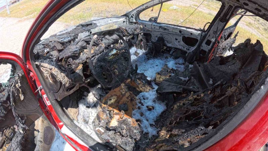 Aksaray’da Yanan Otomobil Hurdaya Döndü