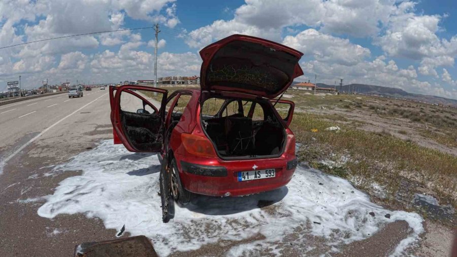 Aksaray’da Yanan Otomobil Hurdaya Döndü
