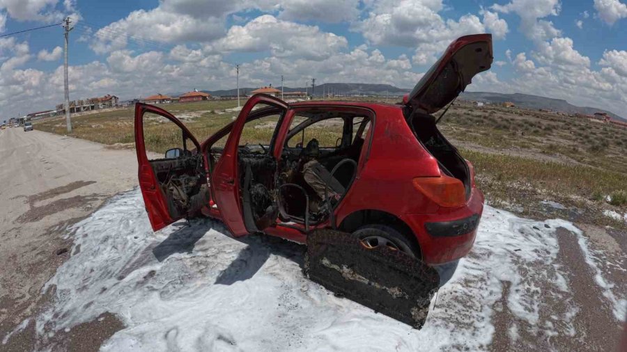 Aksaray’da Yanan Otomobil Hurdaya Döndü