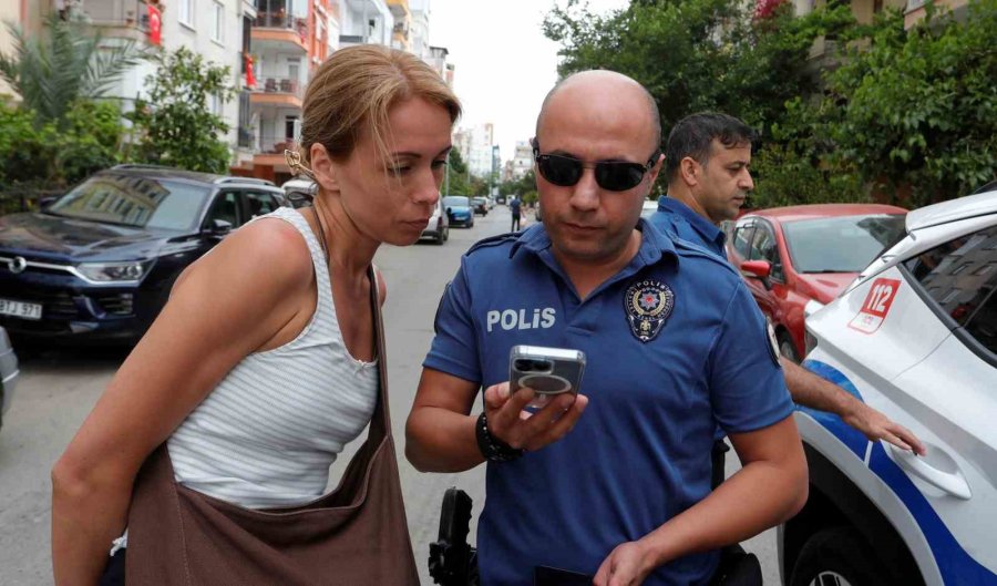 Kaybolan Akıllı Kol Saatini Gprs İle Takip Eden Rus Turist, Polis Ekipleriyle Baskın Yaptı