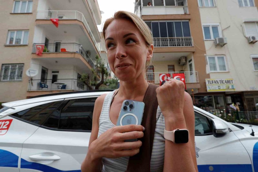 Kaybolan Akıllı Kol Saatini Gprs İle Takip Eden Rus Turist, Polis Ekipleriyle Baskın Yaptı