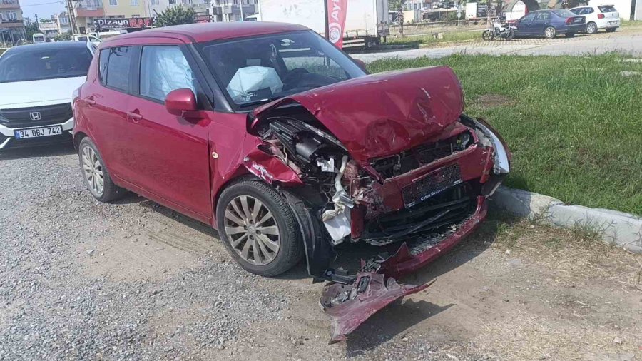 Manavgat’ta Otomobil İle Kamyonet Çarpıştı: 1 Yaralı