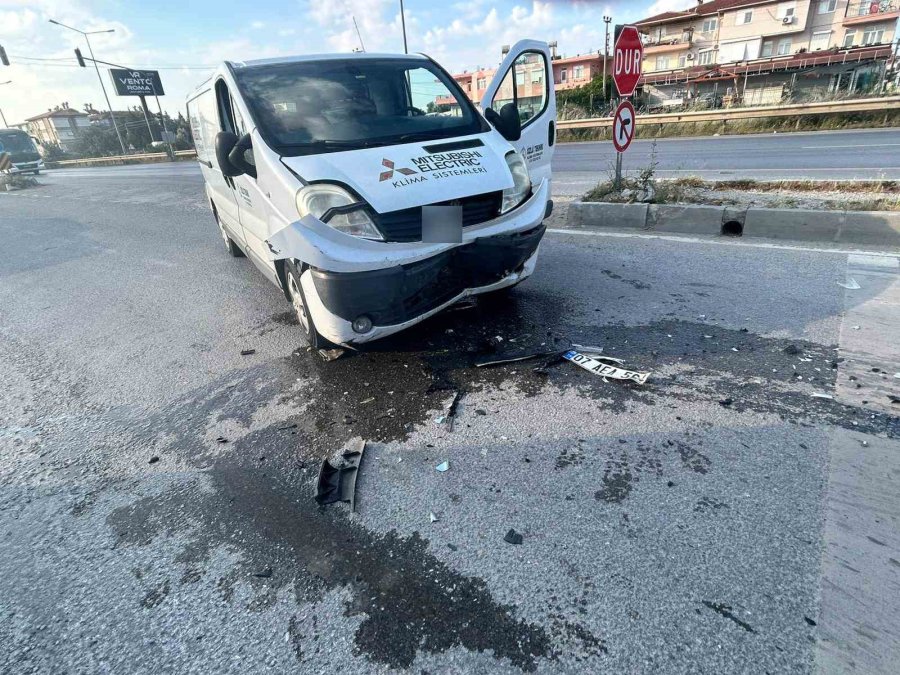Manavgat’ta Otomobil İle Kamyonet Çarpıştı: 1 Yaralı