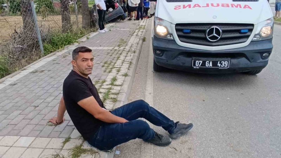 Kontrolden Çıktı Karşı Şeride Geçip Palmiyeye Çarptı: 2 Yaralı