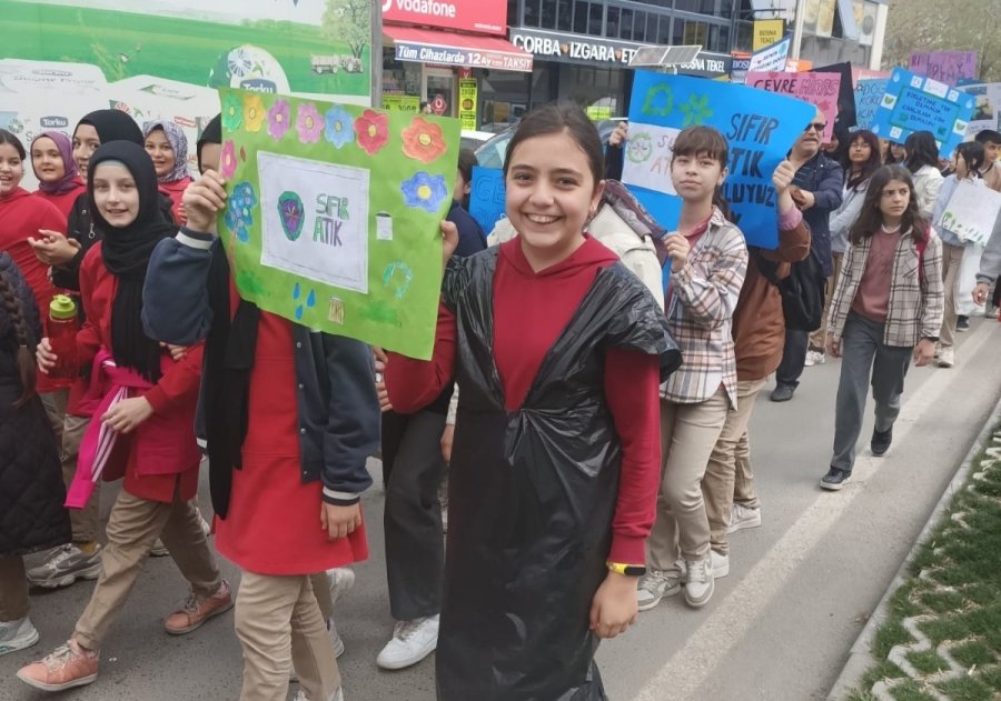 Beyşehir’de Öğrenciler Temiz Çevre İçin Yürüdü