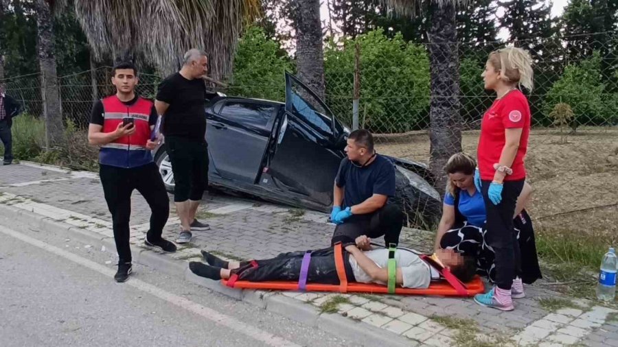 Kontrolden Çıktı Karşı Şeride Geçip Palmiyeye Çarptı: 2 Yaralı