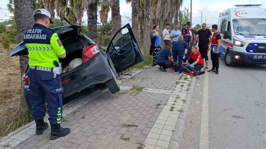 Kontrolden Çıktı Karşı Şeride Geçip Palmiyeye Çarptı: 2 Yaralı
