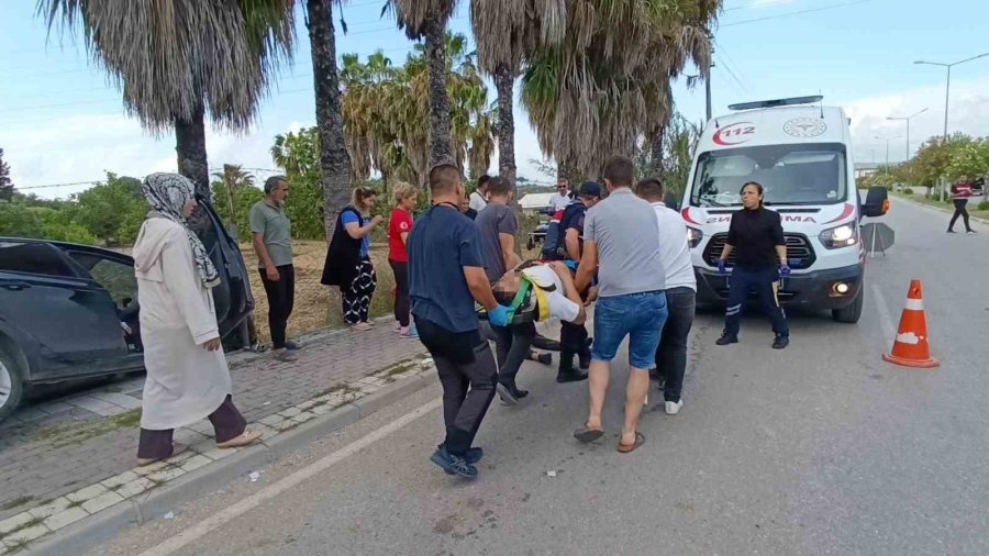 Kontrolden Çıktı Karşı Şeride Geçip Palmiyeye Çarptı: 2 Yaralı