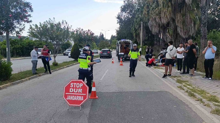 Kontrolden Çıktı Karşı Şeride Geçip Palmiyeye Çarptı: 2 Yaralı