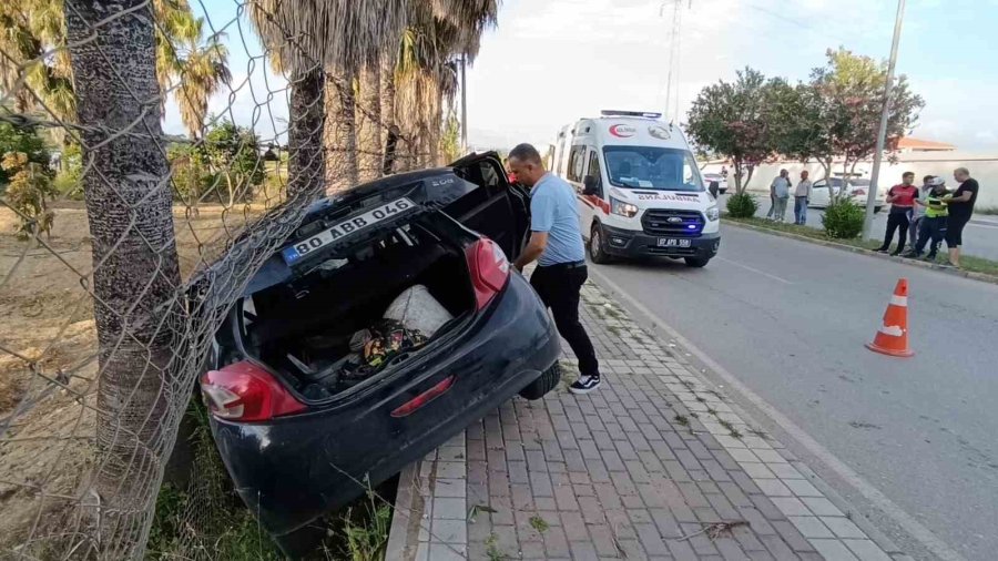 Kontrolden Çıktı Karşı Şeride Geçip Palmiyeye Çarptı: 2 Yaralı