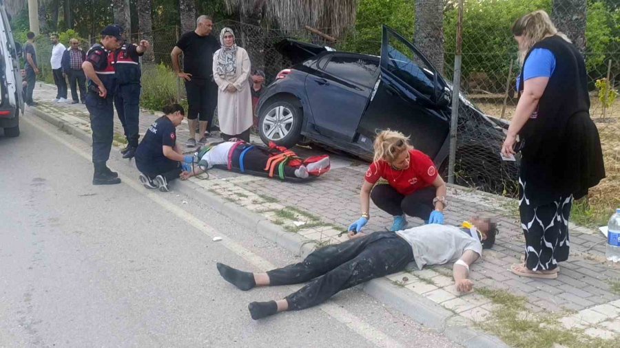 Kontrolden Çıktı Karşı Şeride Geçip Palmiyeye Çarptı: 2 Yaralı