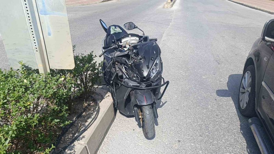 Kaza Yapan Motosikletliyi Kaskı Kurtardı