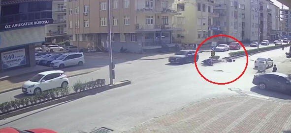 Kaza Yapan Motosikletliyi Kaskı Kurtardı