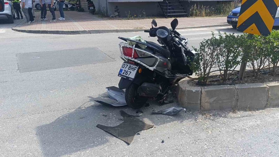 Kaza Yapan Motosikletliyi Kaskı Kurtardı