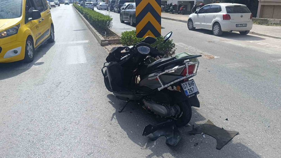 Kaza Yapan Motosikletliyi Kaskı Kurtardı