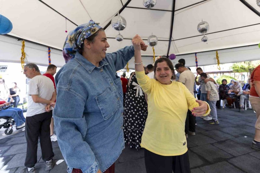 Özel Bireyler Nostaljik Partide Buluştu