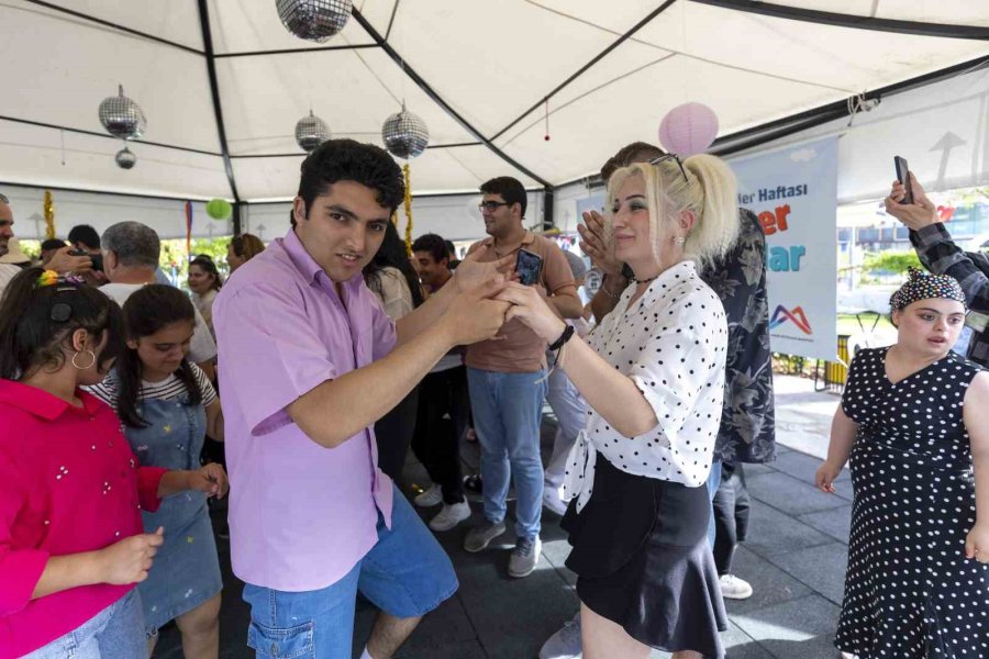 Özel Bireyler Nostaljik Partide Buluştu