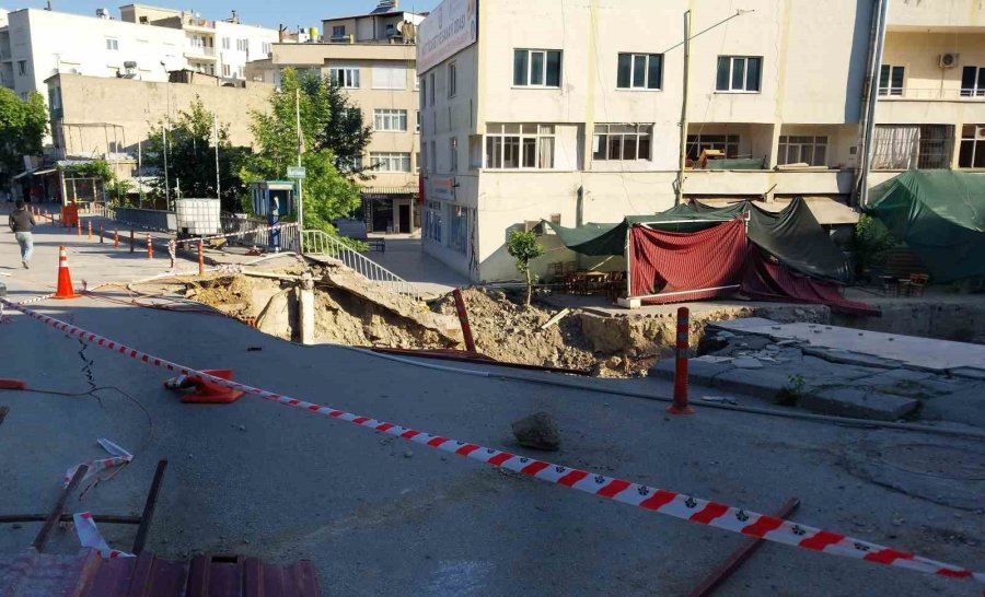 Mut’ta Köprü Ve Yol Kısmen Çöktü, Çevre Esnafı Mağdur Oldu