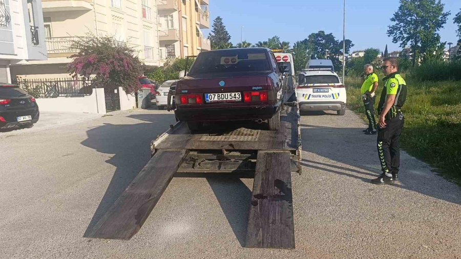 Polisin ‘dur’ İhtarına Uymayıp Kaçan Otomobil Otların Arasında Bulundu