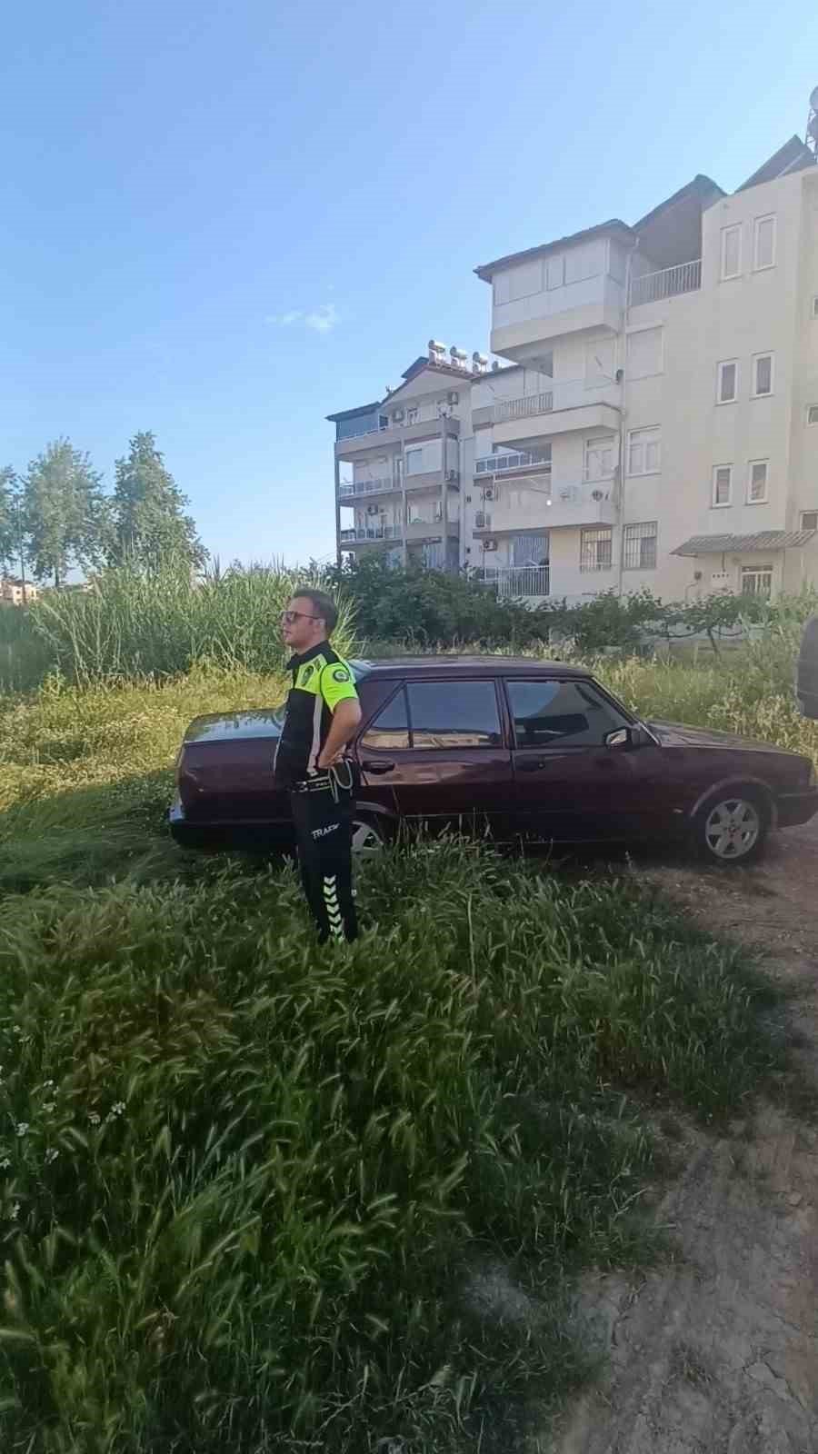 Polisin ‘dur’ İhtarına Uymayıp Kaçan Otomobil Otların Arasında Bulundu