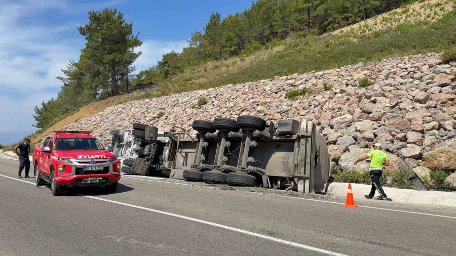 Zift Yüklü Tankeri Taşıyan Tır Devrildi: 1 Kişi Yaralandı