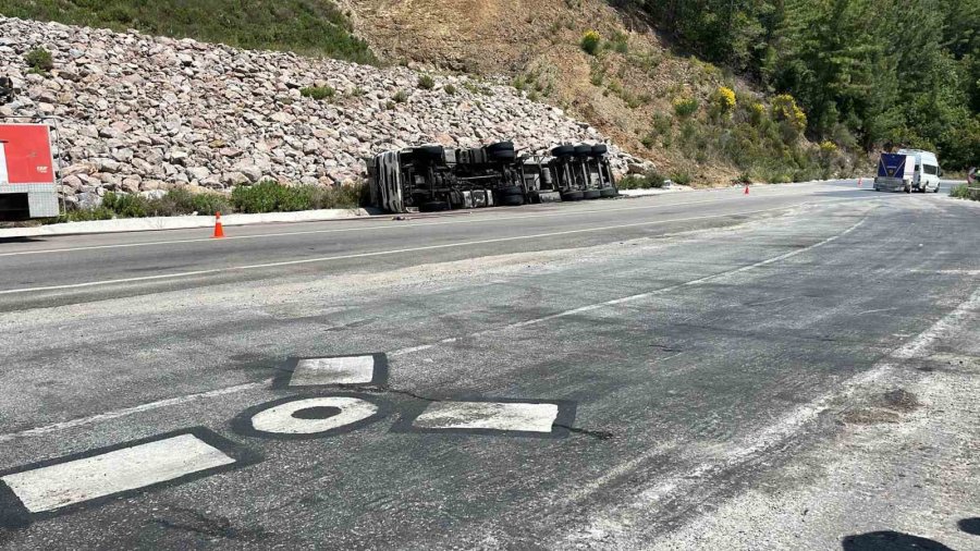 Zift Yüklü Tankeri Taşıyan Tır Devrildi: 1 Kişi Yaralandı