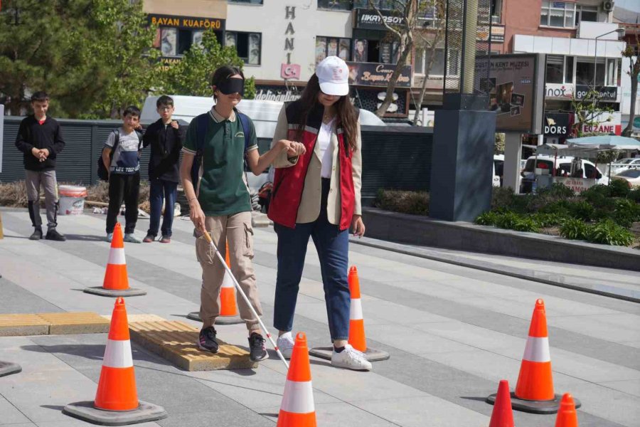 Engelli Parkurunda Empati Yaptılar