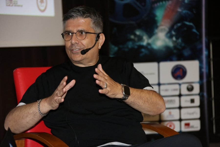 Yönetmen Ömer Faruk Sorak, Akdeniz Üniversitesi’nde Öğrencilerle Buluştu