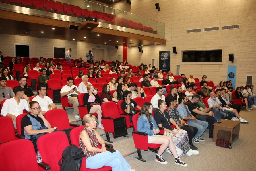 Yönetmen Ömer Faruk Sorak, Akdeniz Üniversitesi’nde Öğrencilerle Buluştu