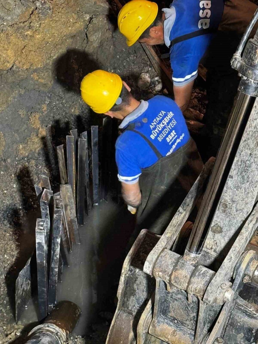 Asat Zarar Gören Kollektör Hatlarını Tamir Etti