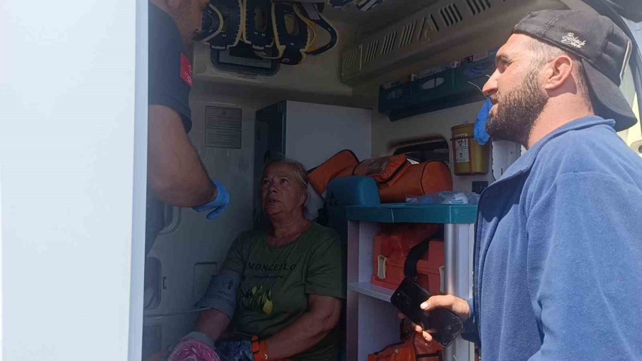 Turistler Devrilen Araçtan Forklift Yardımıyla Çıkarıldı