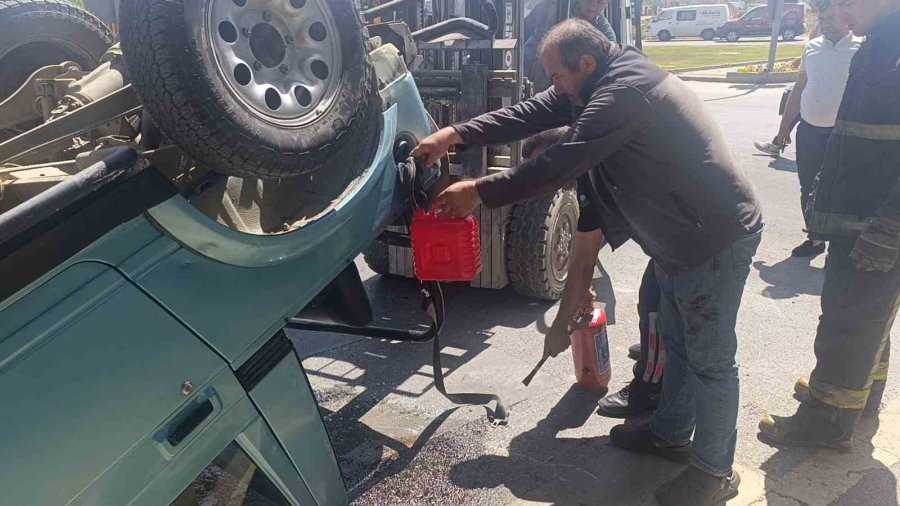 Turistler Devrilen Araçtan Forklift Yardımıyla Çıkarıldı