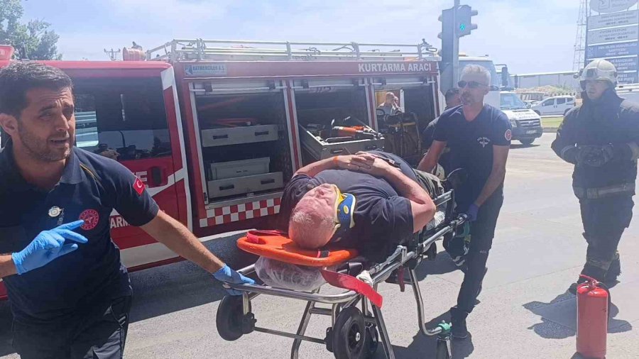 Turistler Devrilen Araçtan Forklift Yardımıyla Çıkarıldı