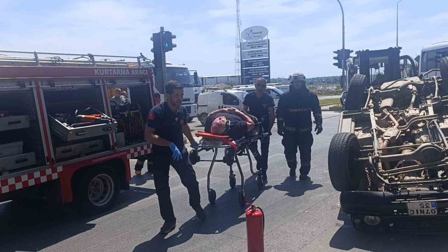 Turistler Devrilen Araçtan Forklift Yardımıyla Çıkarıldı