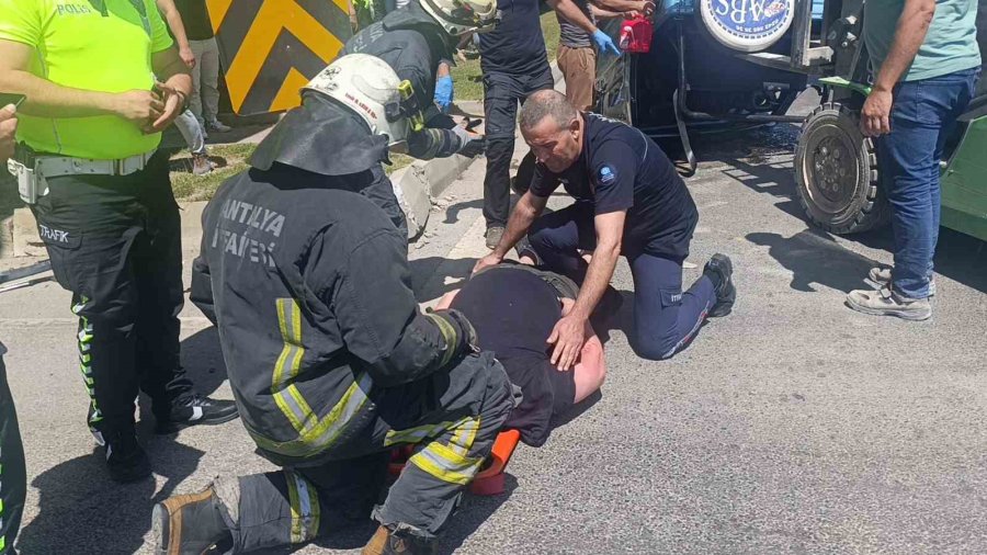 Turistler Devrilen Araçtan Forklift Yardımıyla Çıkarıldı