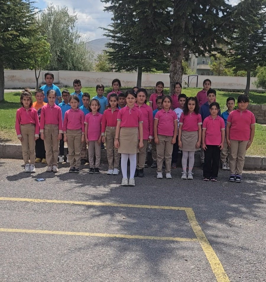 Minikler İşaret Diliyle Şiir Okudu