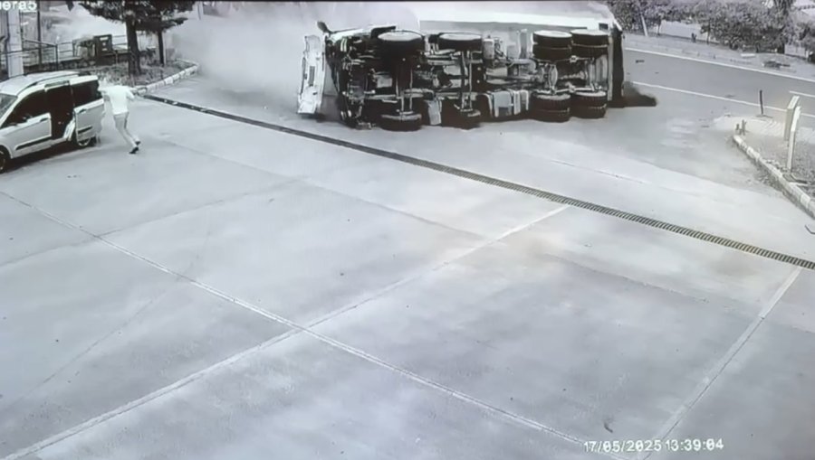 Antalya’da Freni Patlayan Zift Yüklü Kamyon Ortalığı Savaş Alanına Çevirdi