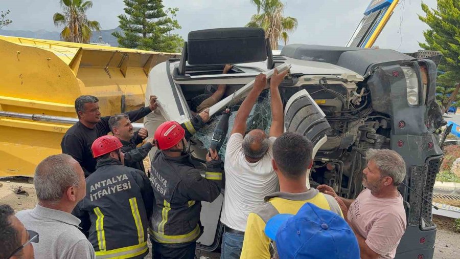 Antalya’da Freni Patlayan Zift Yüklü Kamyon Ortalığı Savaş Alanına Çevirdi