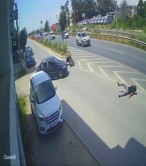 Otomobille Çarpışan Motosikletin Sürücüsü Metrelerce Savruldu