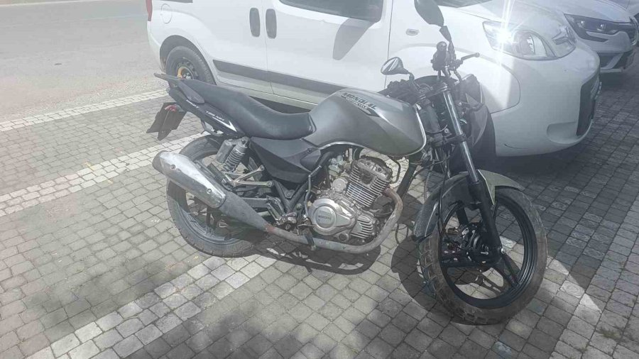 Kamyonete Çarpmamak İçin Motosikleti Devirdi, Kaskı Hayatını Kurtardı