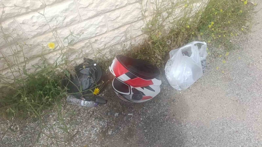 Kamyonete Çarpmamak İçin Motosikleti Devirdi, Kaskı Hayatını Kurtardı