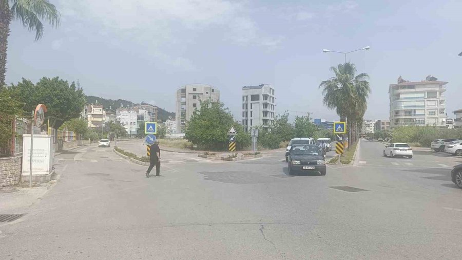 Kamyonete Çarpmamak İçin Motosikleti Devirdi, Kaskı Hayatını Kurtardı